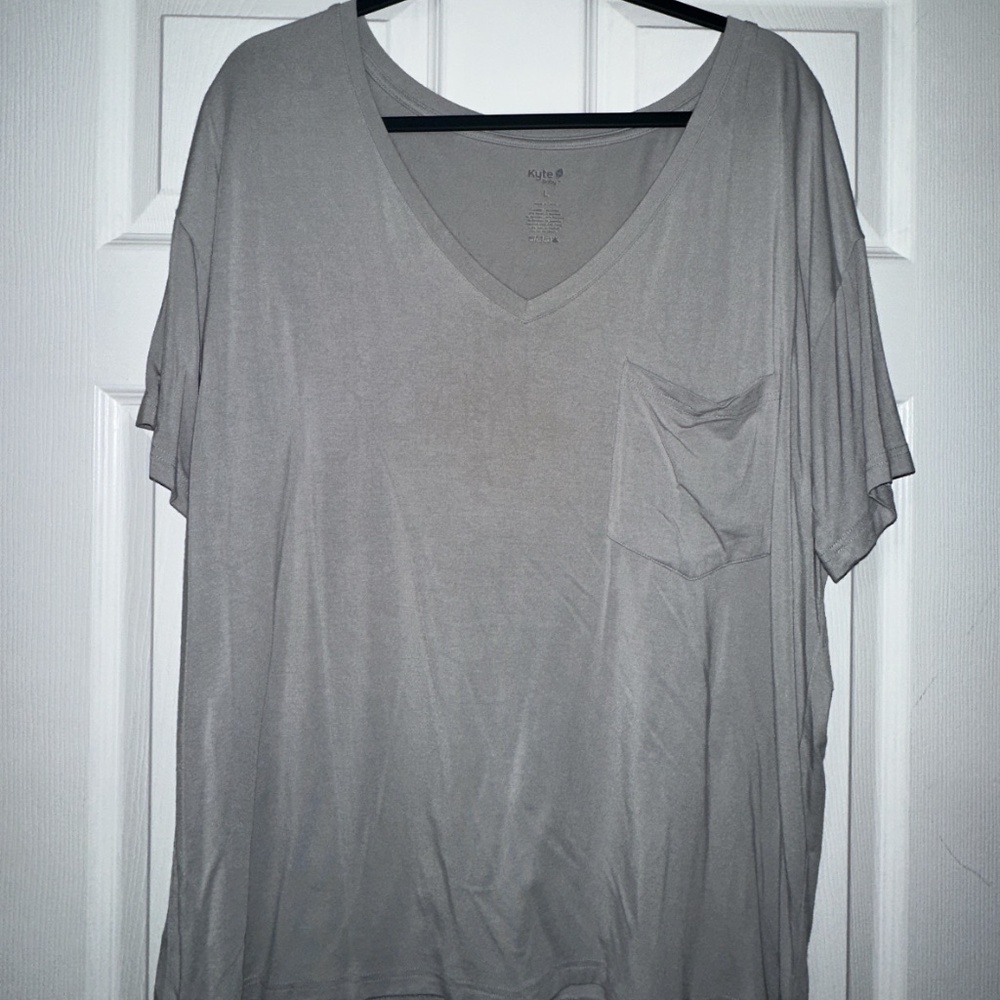 Kyte Baby Women’s Relaxed Fit V-Neck in Storm
